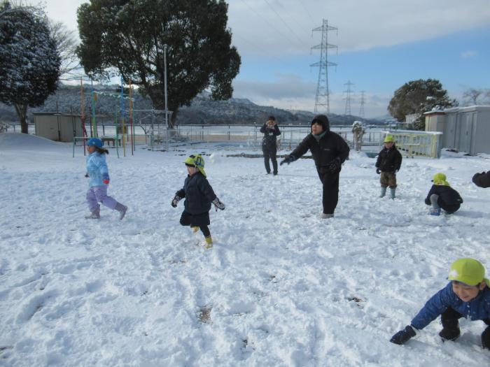 雪合戦をする子ども