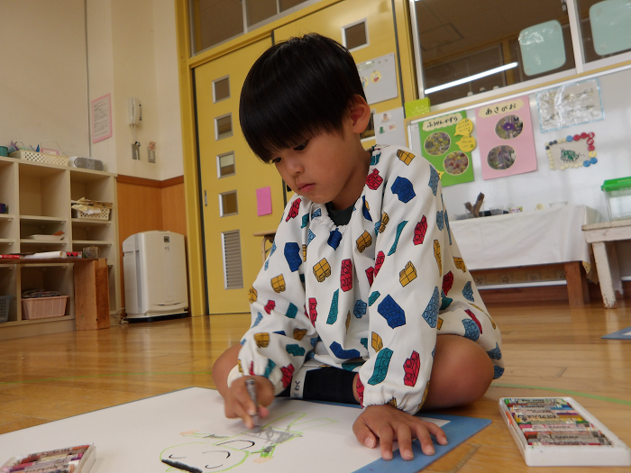 4歳児がパスで描く様子