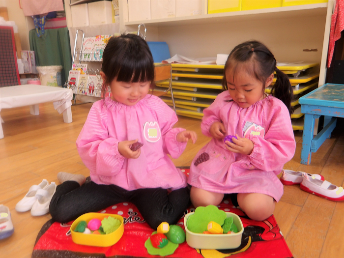3歳児がピクニックごっこをする様子
