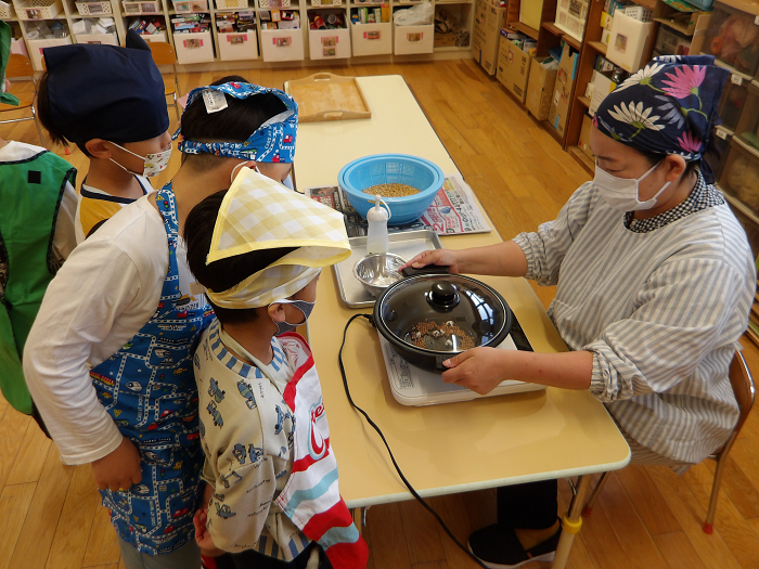 ポップコーンの調理を見る5歳児の様子