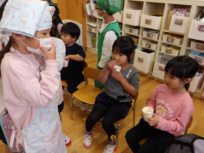 ポップコーンを食べる様子
