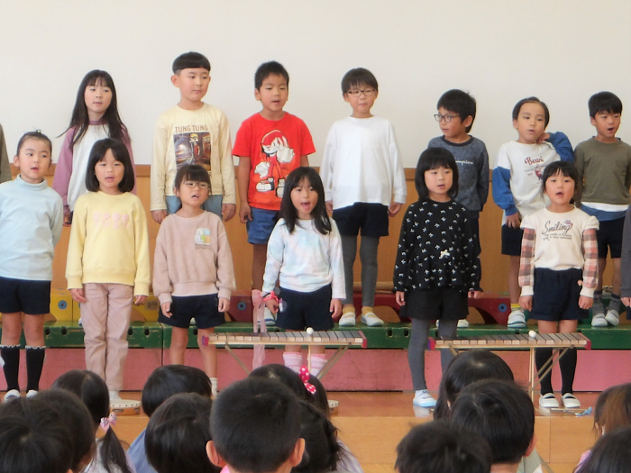 歌を歌う5歳児の様子