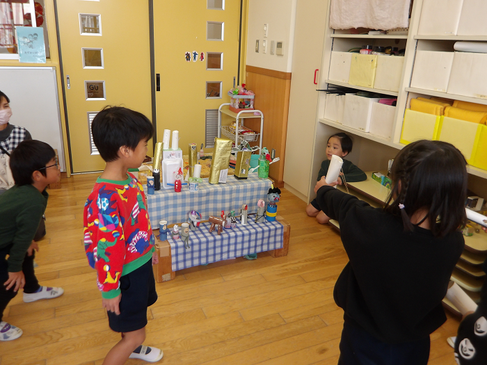 5歳児が的あてで遊んでいる様子