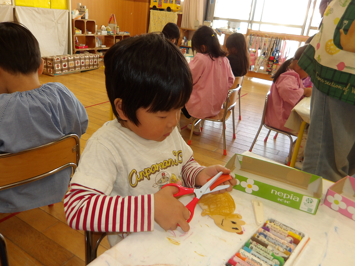 3歳児がはさみを使っている様子