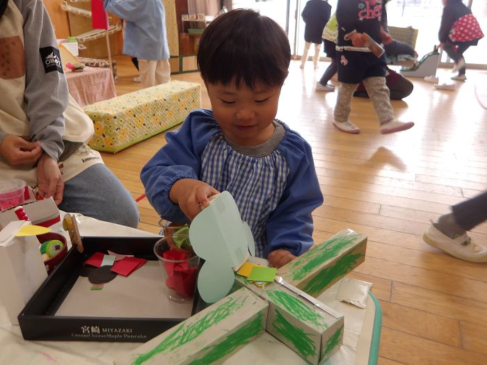 3歳児がつくった蝶々で遊んでいる様子