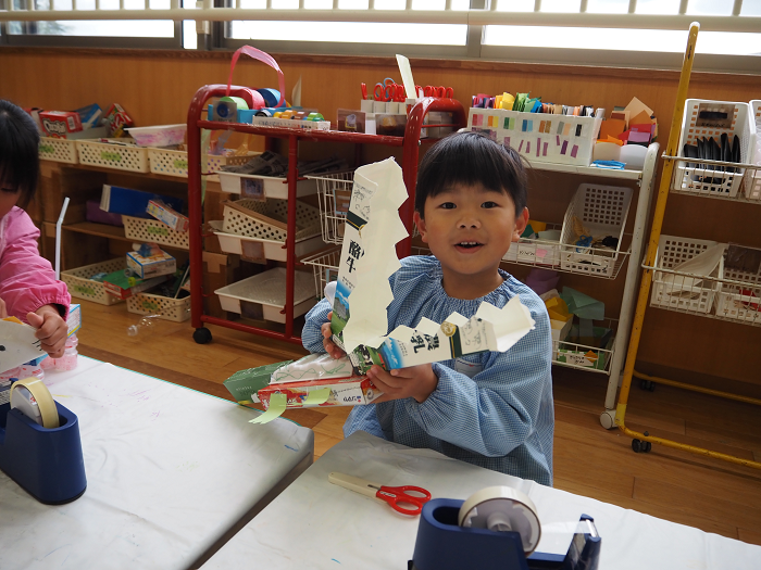 4歳児がつくったワニで遊んでいる様子