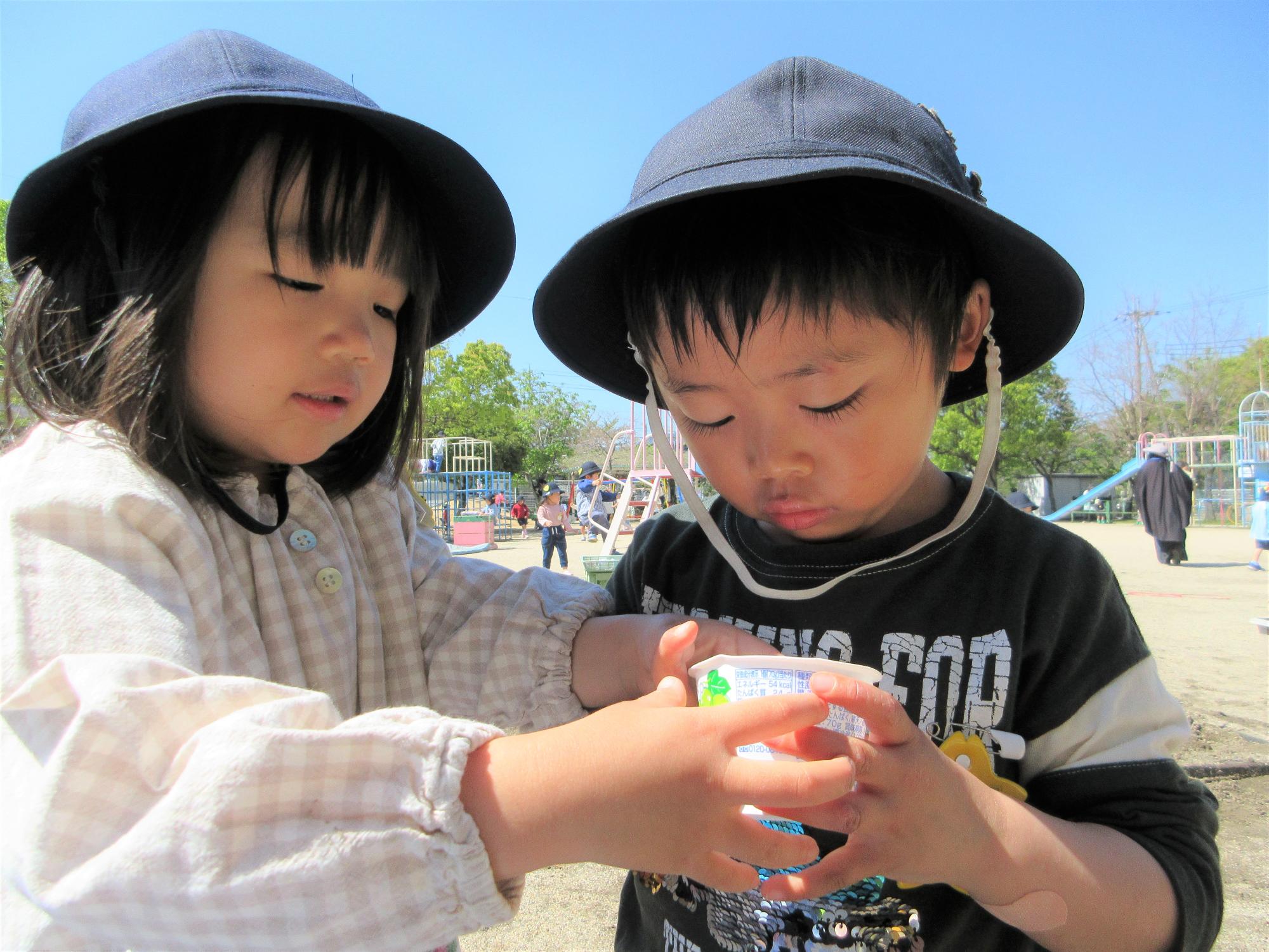 だんごむしをみつめる様子