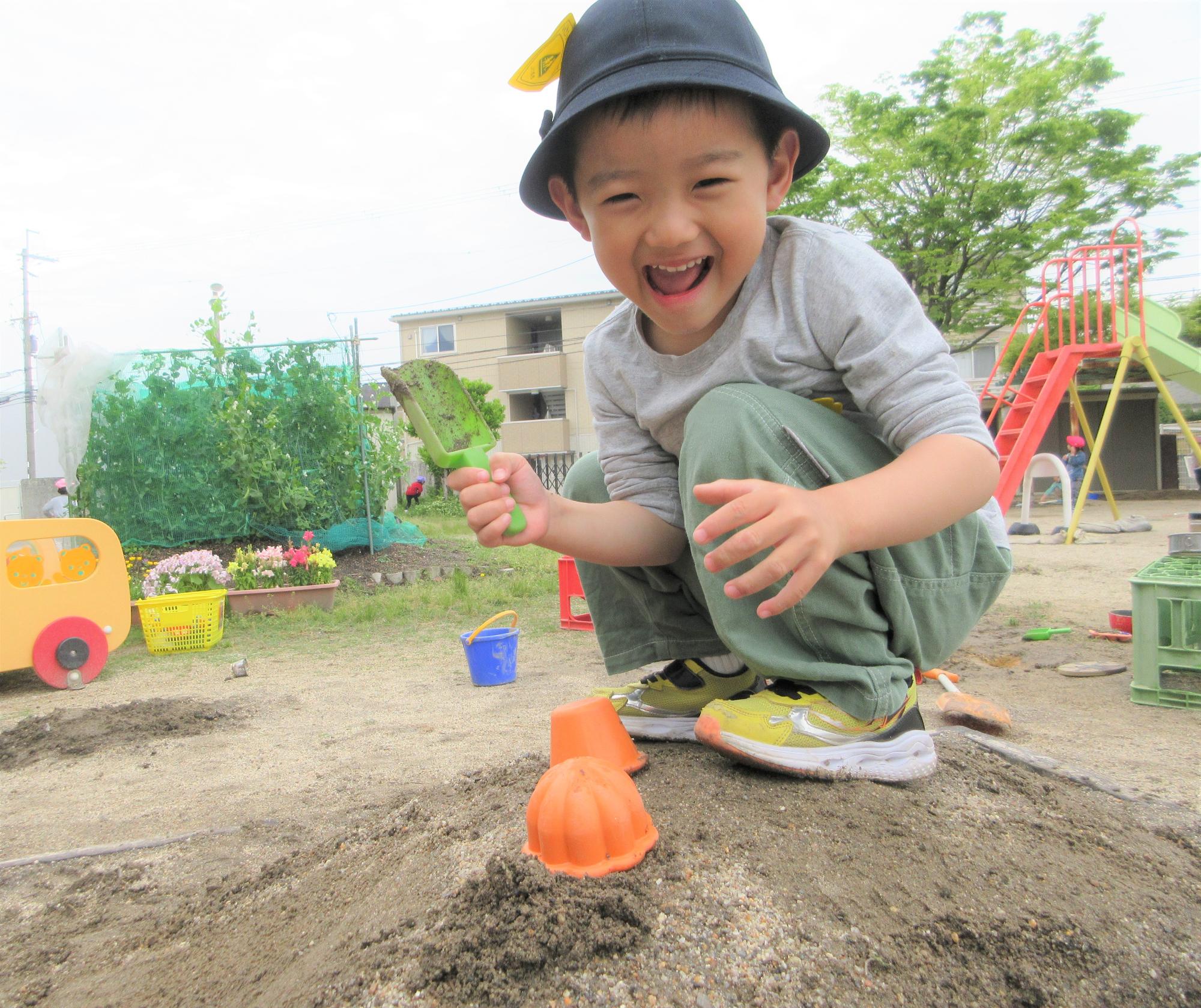 砂場で型抜きをして遊ぶ様子