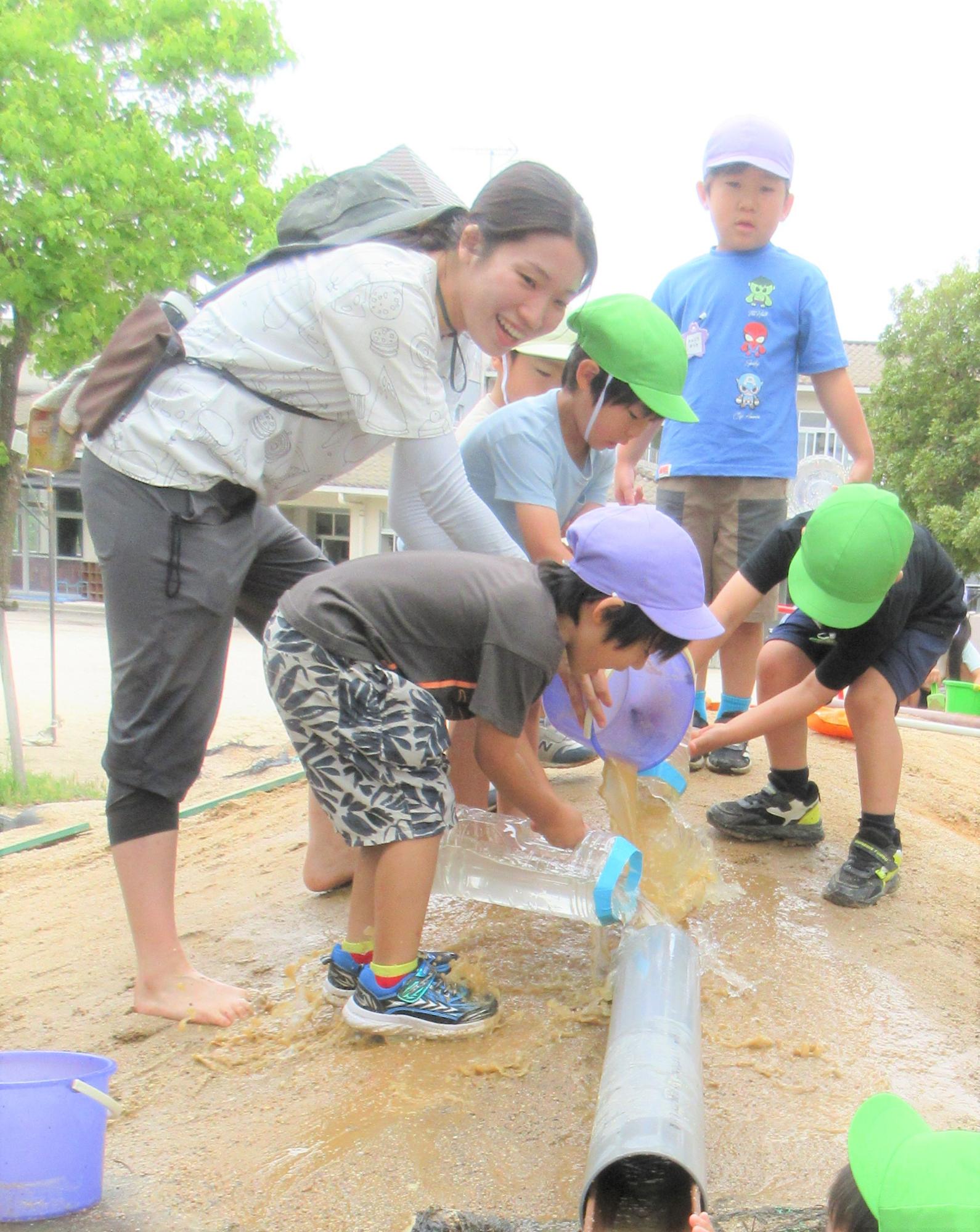 5歳児が水を流して遊ぶ様子
