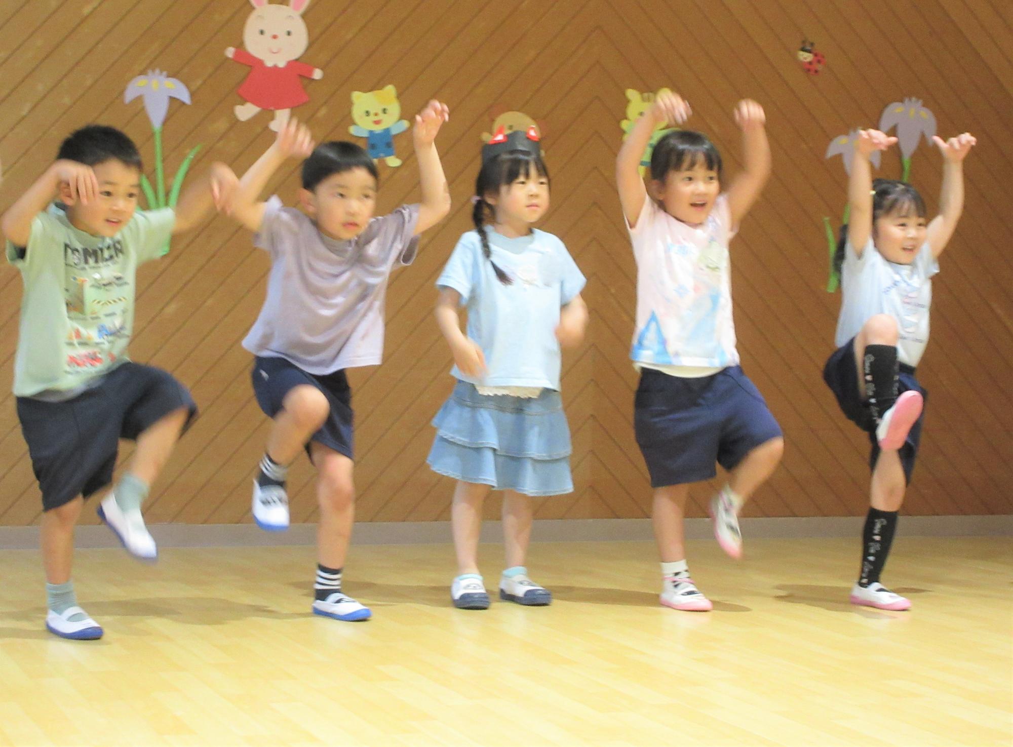 5歳児がダンスをしている様子
