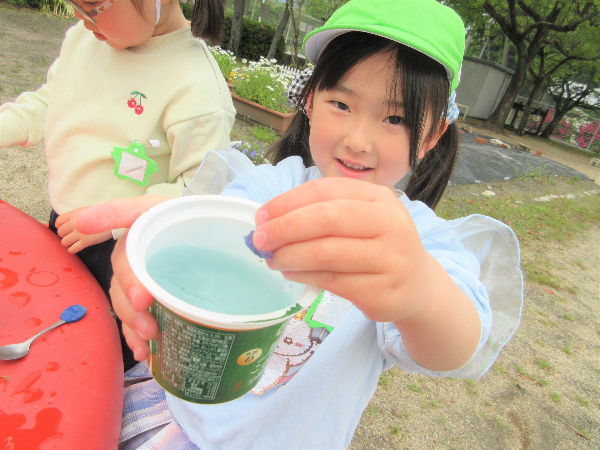 5歳児が色水をしている様子