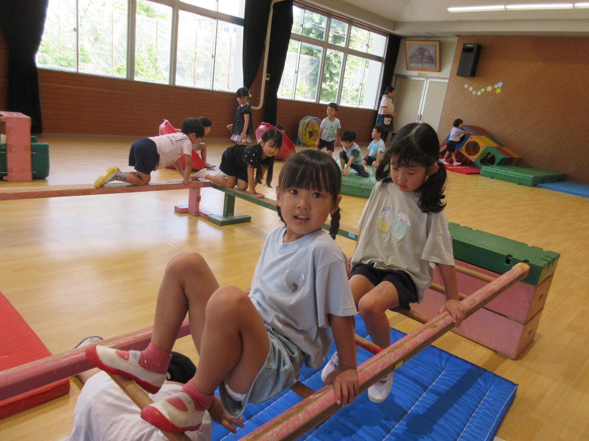 5歳児が巧技台で遊んでいる様子