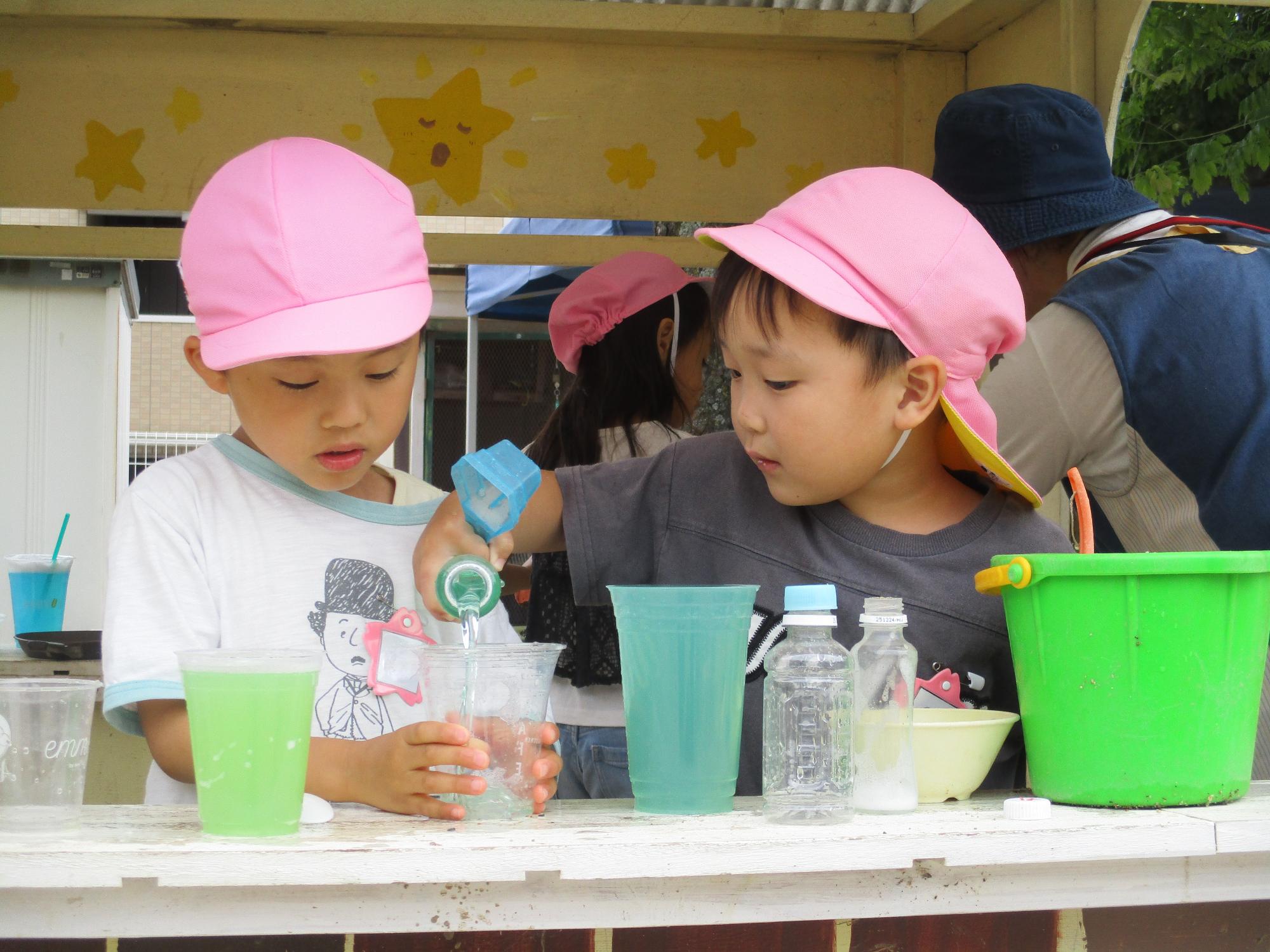 色水を友達とつくる様子