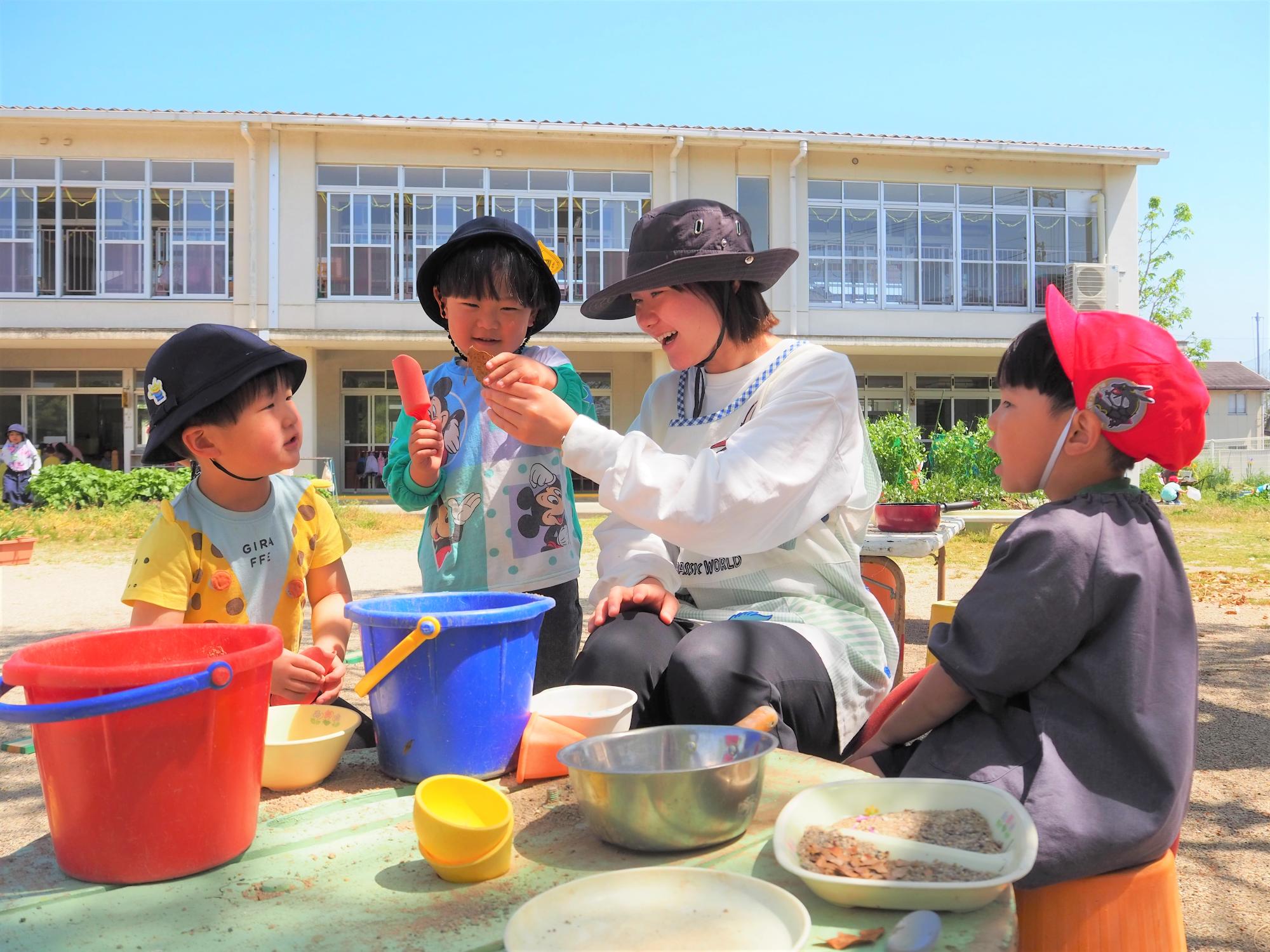 砂場で遊ぶ園児の様子