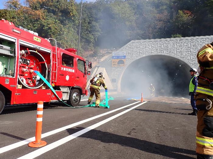 トンネル内での火災発生を想定した訓練