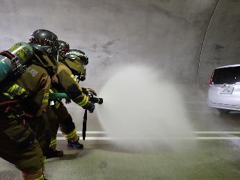 放水をする隊員の様子