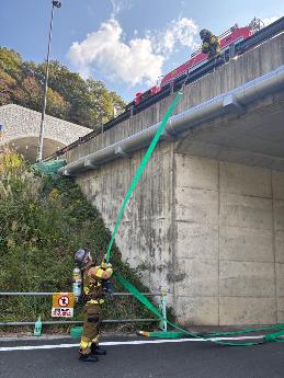水を送る隊員の様子