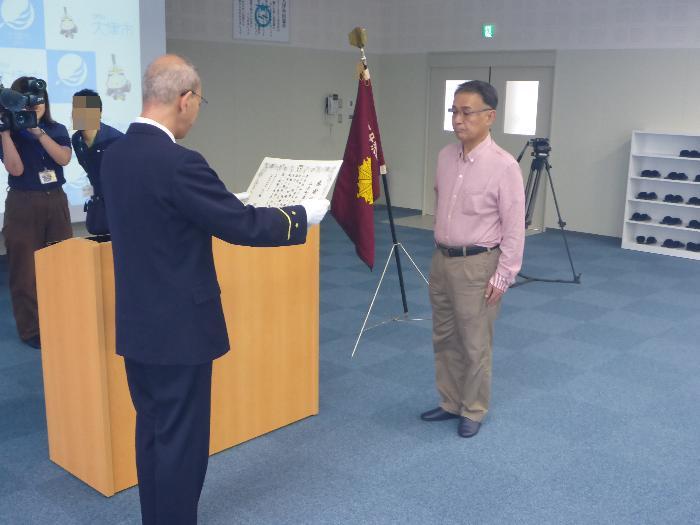 感謝状を贈呈している画像。