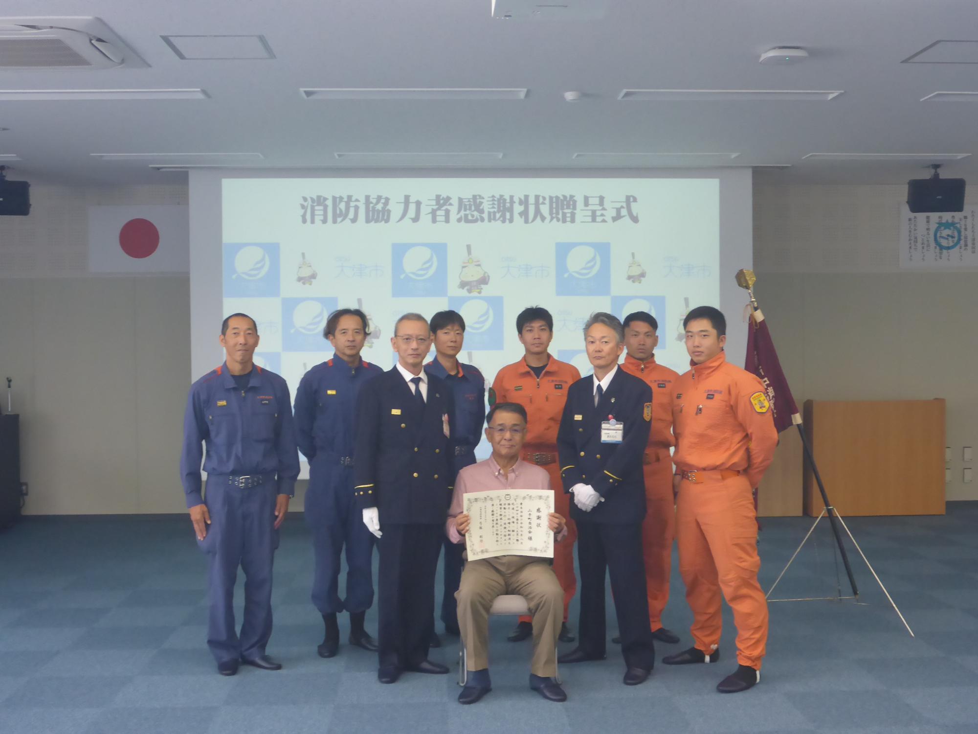 記念撮影をしている画像