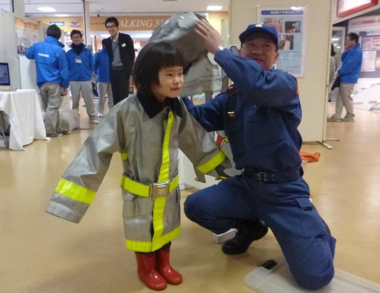 子ども用消防服を着て記念撮影！
