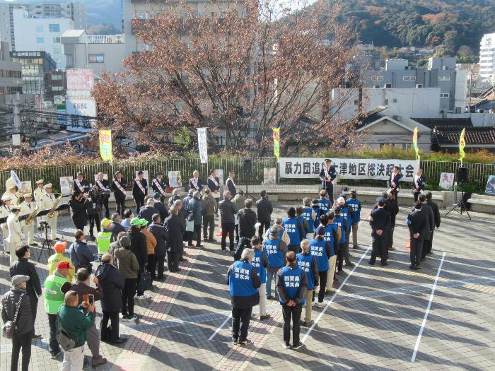 暴力団追放大津地区総決起大会でシュプレヒコールをあげている写真