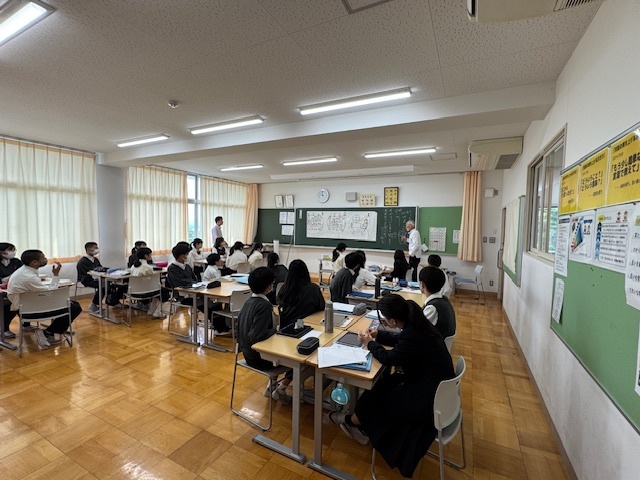 短歌の出前授業を受ける生徒の様子