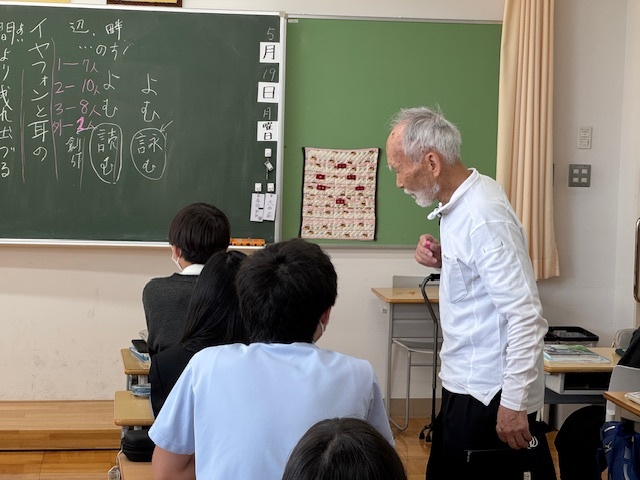 講師に質問する生徒の様子