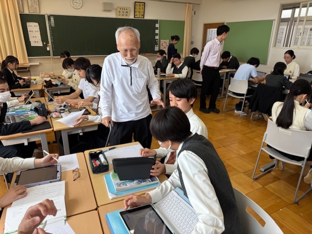講師からアドバイスを受ける生徒の様子