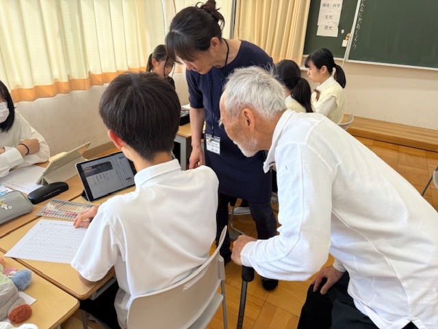 講師からアドバイスを受ける生徒の様子