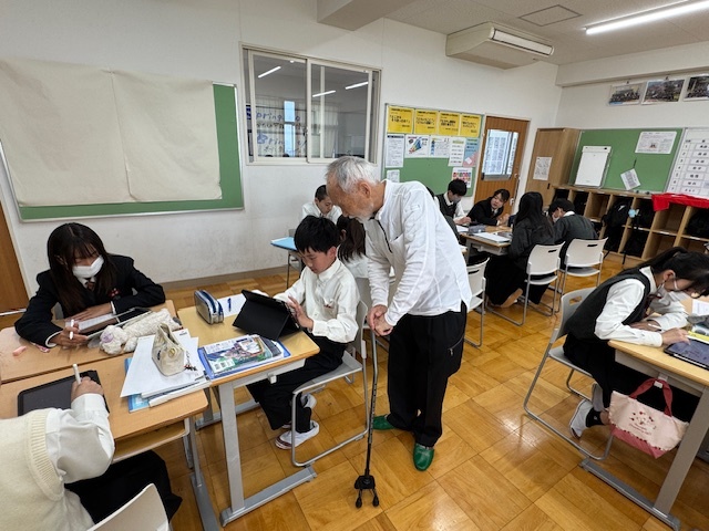 講師からアドバイスを受ける生徒の様子