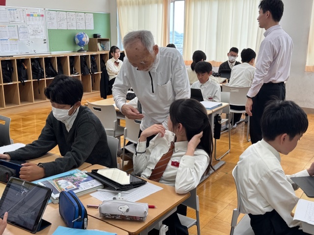 講師からアドバイスを受ける生徒の様子