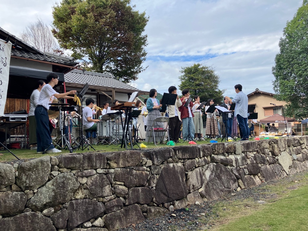 穴太マルシェ_演奏の様子