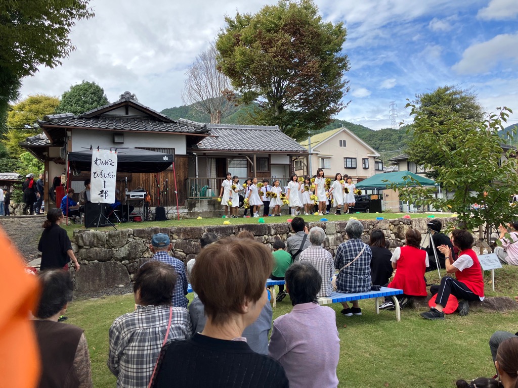 穴太マルシェのダンスサークル発表