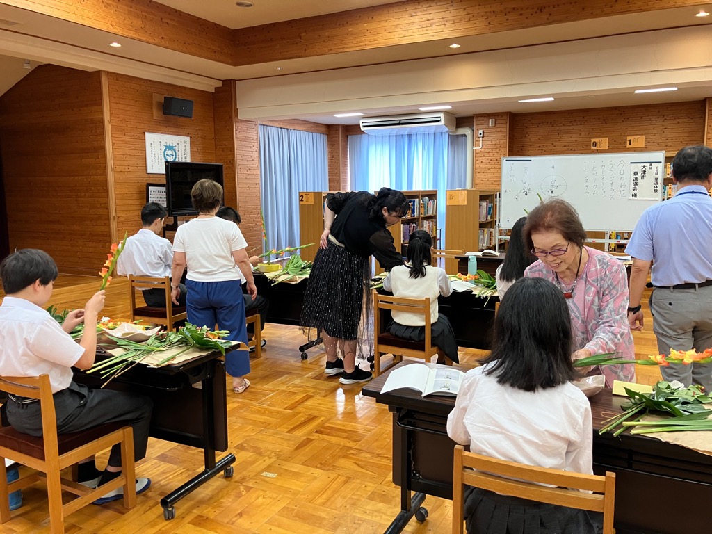 青山中_いけばな実践中