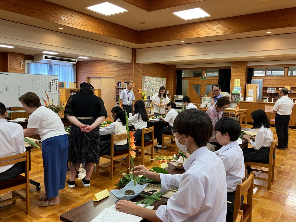 青山中_いけばな実践中02