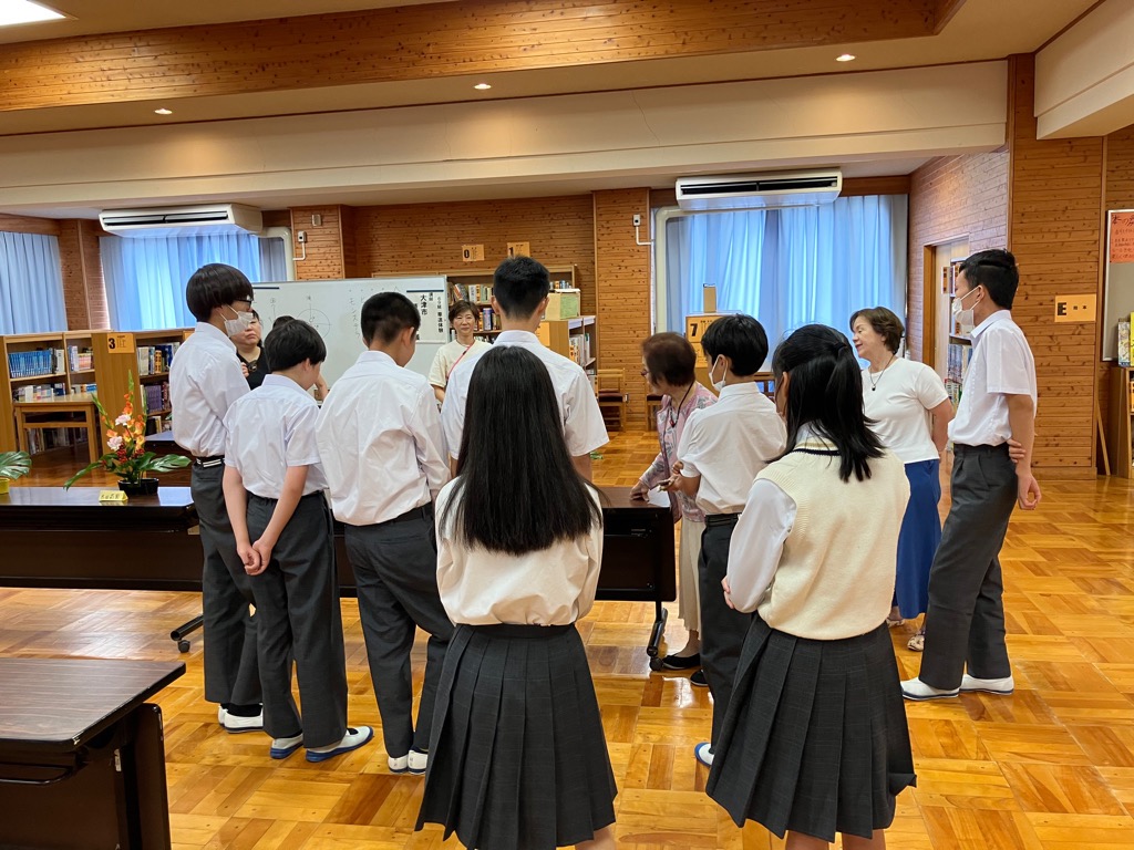 青山中_いけばな講評01