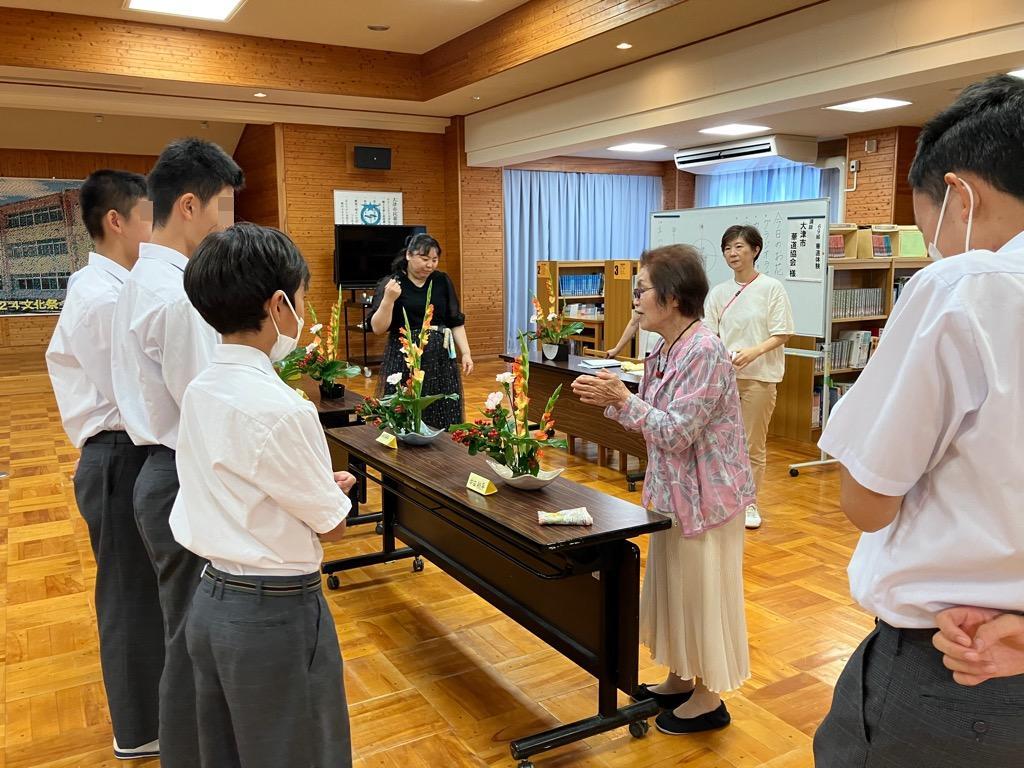 青山中_いけばな講評02