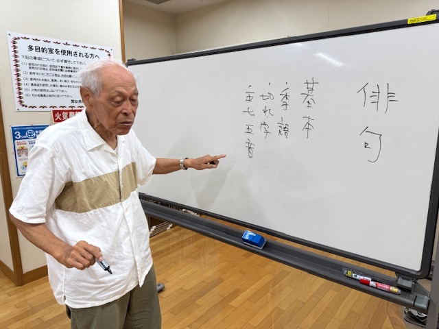 俳句の講義をする七里会長