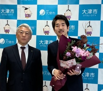 久末航さん大津市長と