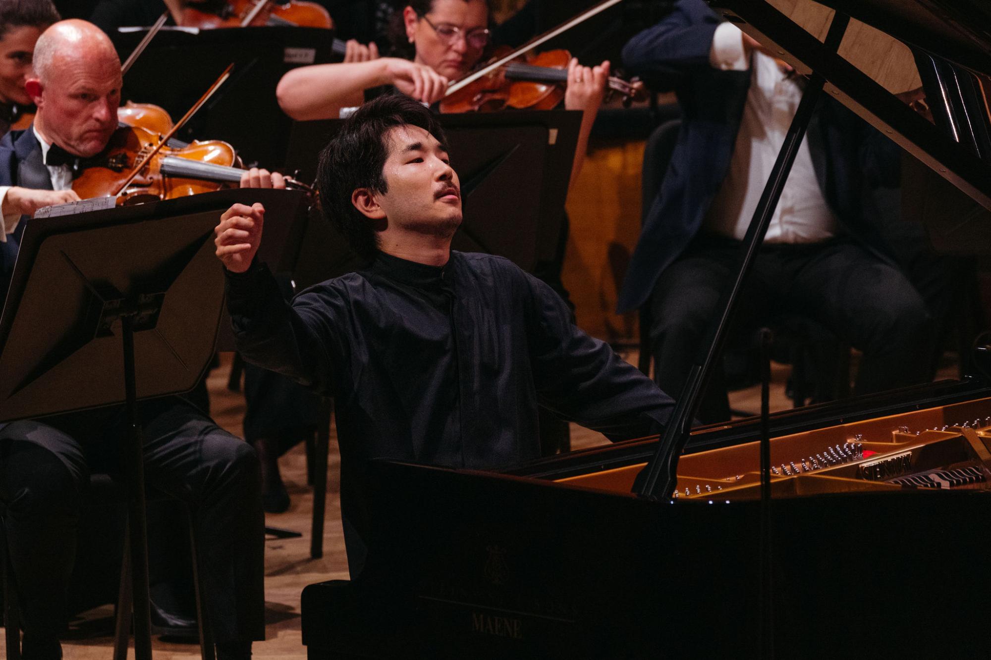 演奏する久末航さん