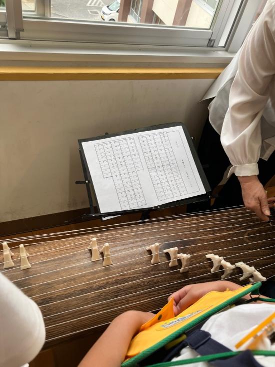 堅田小_楽譜と琴の写真