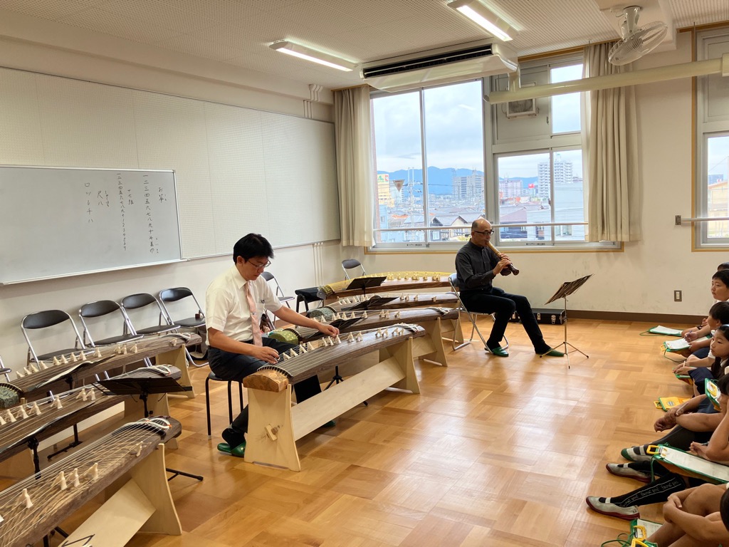 堅田小_オープニング　演奏中の様子