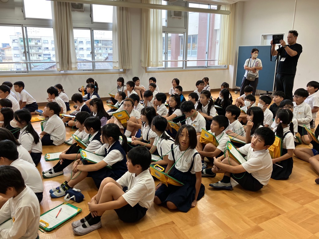 堅田小_みんな聴き入る