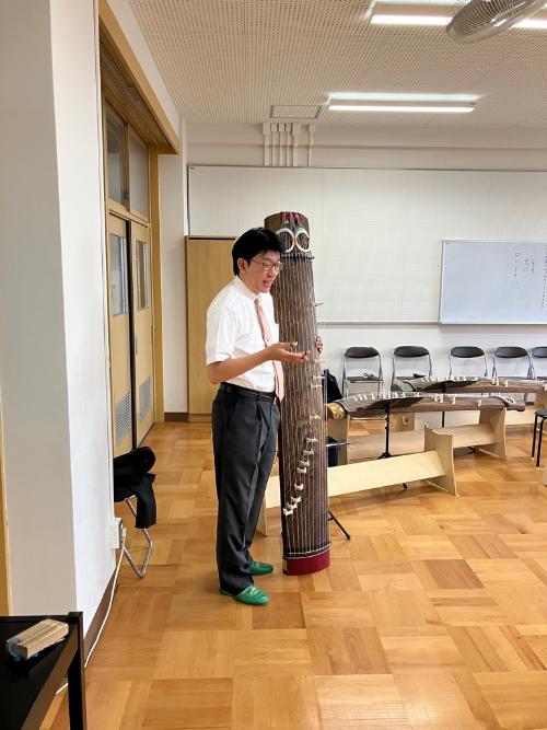 堅田小_お箏の紹介をする様子