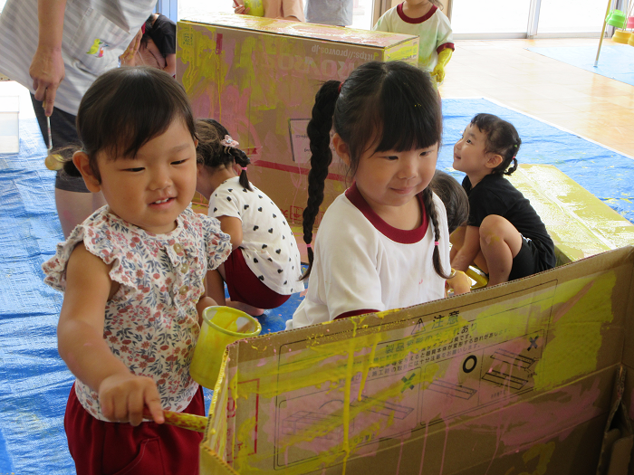 3歳児がえのぐで遊ぶ様子