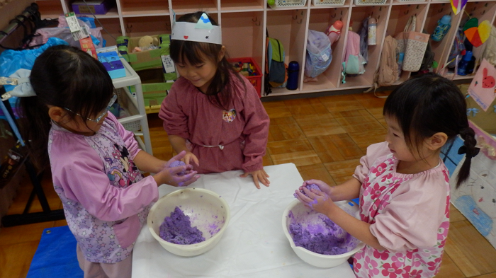 4歳児が新聞粘土で遊ぶ様子