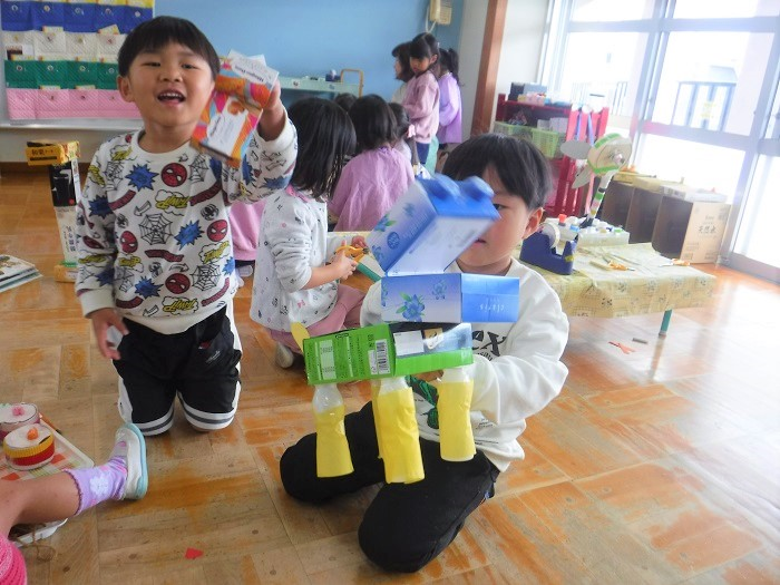 4歳児が空き箱で遊ぶ様子