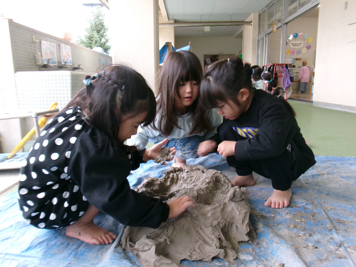 4歳児が土粘土で遊んでいる様子