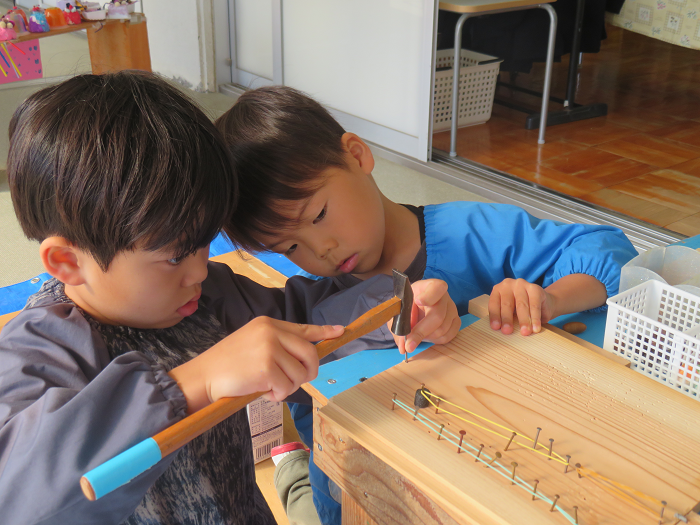 5歳児が釘打ちをしている様子