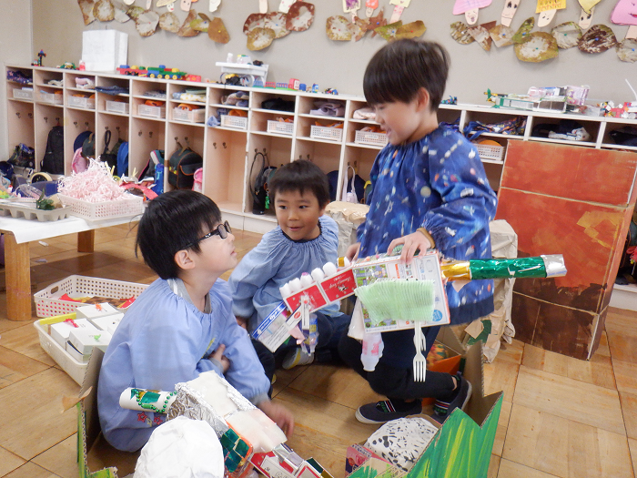 5歳児が恐竜島で遊んでいる様子